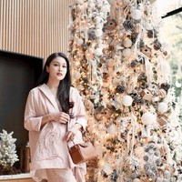 Tahun 2022, Sandra Dewi memilih tema rustic dan memakai jasa interior. Tahun ini temanya rustic christmas. Aku pakai jasa interior yang biasa dipakai untuk wedding, ungkap Sandra Dewi. Foto: dok. Instagram @sandradewi88