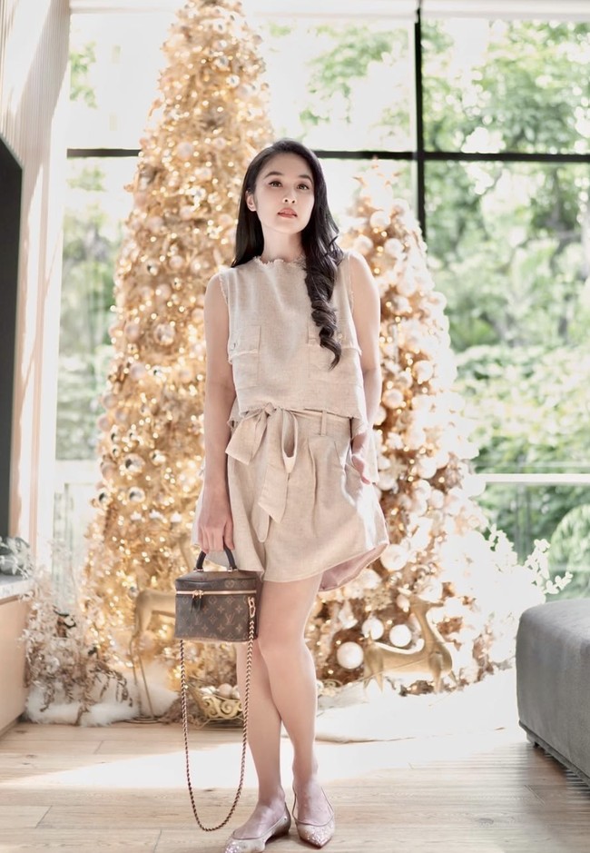 Sandra Dewi juga menghadirkan dua pohon Natal khusus di tahun 2020. Di mana pohon Natal dengan tinggi yang berbeda itu menggambarkan kedua buah hatinya, yakni Raphael Moeis dan Mikhael Moeis. Foto: dok. Instagram @sandradewi88