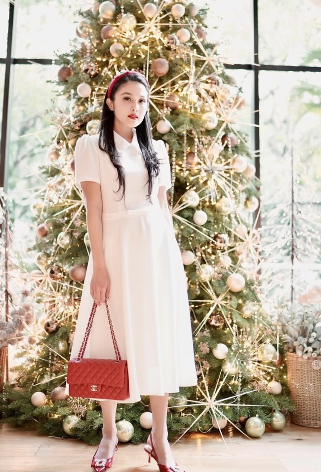 Tahun ini aku memutuskan untuk menggunakan pohon legend Christmas hidup yang sudah digunakan ratusan tahun. Kita kirim dari USA! Makanya lama sampainya. Wanginya super christmas banget, tulis Sandra Dewi di Instagramnya pada 2023 silam. Foto: dok. Instagram @sandradewi88
