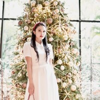 Tahun ini aku memutuskan untuk menggunakan pohon legend Christmas hidup yang sudah digunakan ratusan tahun. Kita kirim dari USA! Makanya lama sampainya. Wanginya super christmas banget, tulis Sandra Dewi di Instagramnya pada 2023 silam. Foto: dok. Instagram @sandradewi88