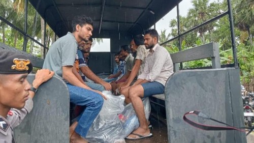 Sebanyak 15 WN Bangladesh ditangkap di Rote Ndao, NTT, Kamis (19/12/2024).