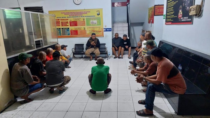 Sebanyak 18 warga di Makassar diamankan polisi karena pesta miras ballo.