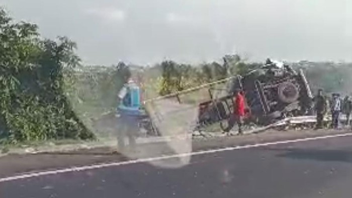 Sebuah bus terguling di Tol Banyumanik, Semarang, Kamis (19/12/2024).