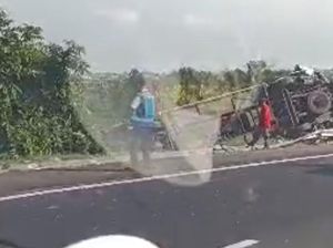 Kecelakaan Lawan Truk Tronton, Bus Terguling di Tol Banyumanik Semarang