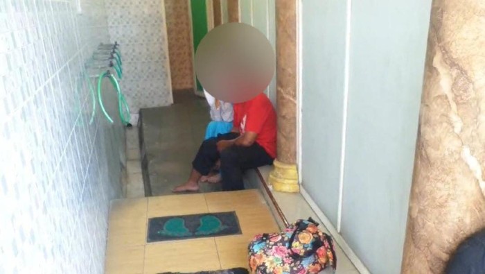 Sejoli remaja di Gresik mesum di toilet musala saat diamankan warga