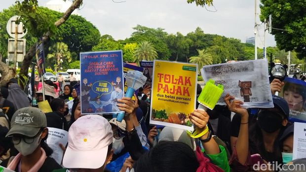Sejumlah massa aksi melakukan demonstrasi di seberang Istana Merdeka memprotes kenaikan PPN 12 persen. Foto: Fadil/detikcom