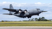 Sebuah pesawat Hercules C130 H milik Angkatan Udara Kerajaan Selandia Baru lepas landas menuju Vanuatu dari Auckland, Selandia Baru, Rabu (18/12/2024).