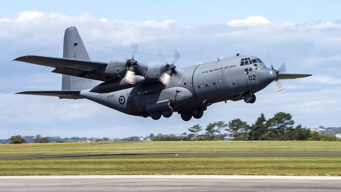 Selandia Baru Kirim Bantuan dan Tim SAR untuk Vanuatu A Royal New Zealand Air Force Hercules C130 H is loaded up with supplies to deliver to Vanuatu, in Auckland, New Zealand, Wednesday, Dec. 18, 2024, following a strong earthquake that struck just off the coast of Vanuatu in the South Pacific Ocean, Tuesday, Dec. 17. (SGT Maria Eves/New Zealand Defence Force via AP)