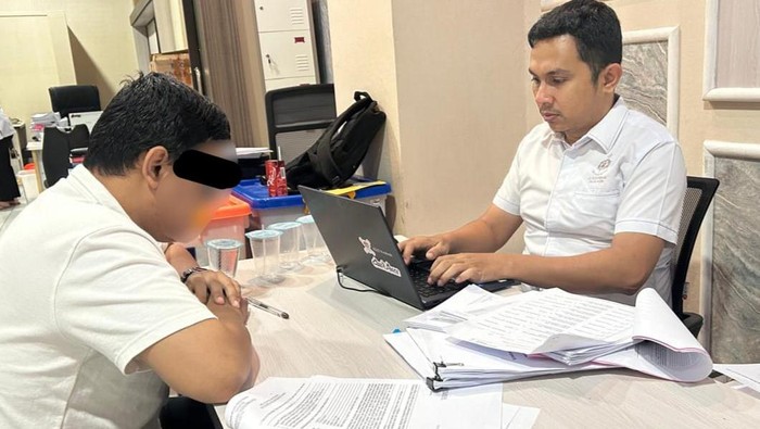 Seorang karyawan bank di Aceh berinisial AD (30) ditangkap polisi usai menggelapkan dana nasabah. (dok. Polda Aceh)