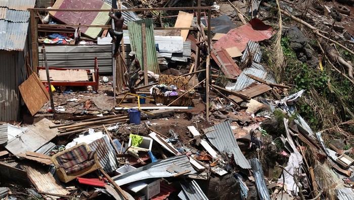 Siklon Chido menghantam Mayotte, menyebabkan kerusakan parah di daerah kumuh Kaweni. Sebanyak 22 orang dilaporkan tewas akibat dampak siklon tersebut.