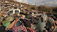 Kerusakan terlihat di daerah kumuh Kaweni pada Kamis, (19/12/2024), di pinggiran Mamoudzou, di pulau Mayotte di Samudra Hindia Prancis, setelah Siklon Chido. (AP/Adrienne Surprenant)
