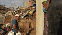 Banyak wilayah di Mayotte masih terisolasi akibat kerusakan infrastruktur, menghambat upaya penyelamatan dan distribusi bantuan ke daerah yang terkena dampak. (AP/Adrienne Surprenant)