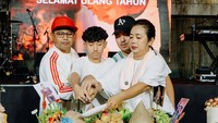 Tumpeng bakso itu tampak menggugah selera. Terdiri atas 2 bakso berukuran raksasa berbentuk gunung, tumpukan tahu bakso, dan beberapa bakso kecil. Foto: Instagram @showimah