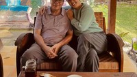 Ini momen Soimah bersantai di sebuah restoran bernama Omah Petroek. Ia tampak bersantai dengan seorang pria sambil meikmati gorengan dan teh hangat. Foto: Instagram @showimah
