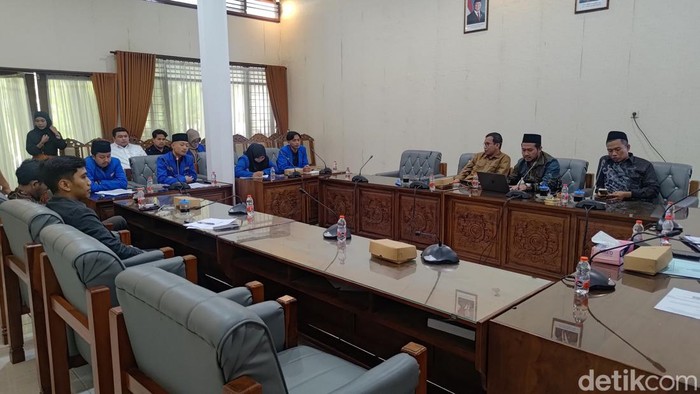 Suasana dengar pendapat di ruang Komisi 1 DPRD Kabupaten Banyuwangi