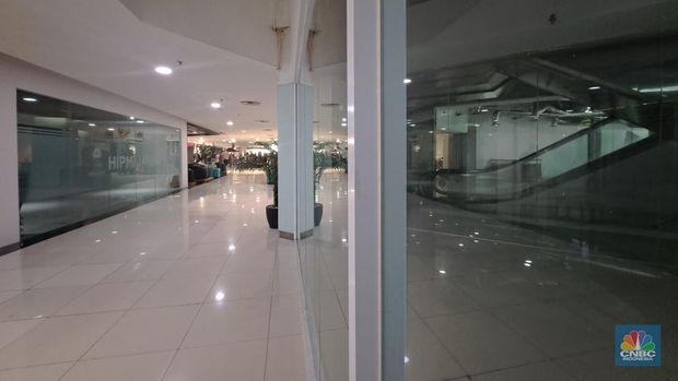 Suasana pusat perbelanjaan Pasaraya Blok M di Jakarta, Kamis (19/12/2024). Pasaraya Blok M yang meruapakan salah satu ikon mal di Jakarta Selatan kini kondisinya memprihatinkan dan sepi pengunjung. (CNBC Indonesia/Faisal Rahman) Suasana pusat perbelanjaan Pasaraya Blok M di Jakarta, Kamis (19/12/2024). Pasaraya Blok M yang meruapakan salah satu ikon mal di Jakarta Selatan kini kondisinya memprihatinkan dan sepi pengunjung. (CNBC Indonesia/Faisal Rahman)