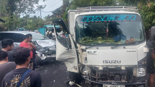 Tabrakan mobil pengangkut wisatawan India dengan truk di Gianyar, Bali, Rabu (18/12/2024) petang.