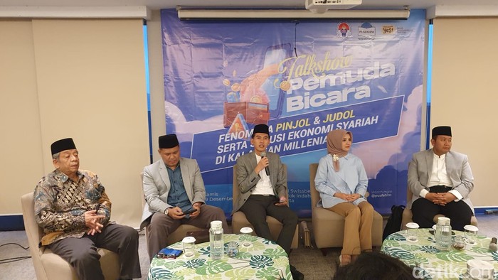 (Dari kiri ke kanan) Prof Abdurrahman Dahlan, KH Sholahudin Al Aiyub, Prof M. Asrorun Ni’am Sholeh, Tina Talisa, dan Dr Aminudin Yakub dalam talkshow Pusfahim UIN Jakarta di Hotel Swissbell Pondok Indah, Jakarta Selatan, Kamis (19/12/2024).