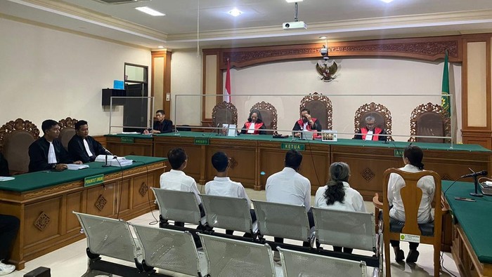 Lima terdakwa yang mengkorupsi dana PNPM di Tabanan, Bali, saat menjalani sidang dengan agenda tuntutan di PN Tipikor, Denpasar, Kamis (19/12/2024).