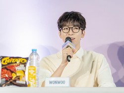 Foto: S.Coups, Wonwoo, dan Vernon Seventeen di Jakarta, Jadi Penjaga Warung