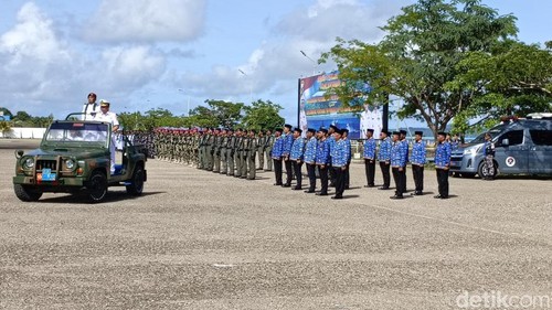 Pangkoarmada II, Laksamana Muda TNI Ariantyo Condrobibowol, saat memimpin sertijab Danlantamal VII Kupang. (Simon Selly/detikBali)