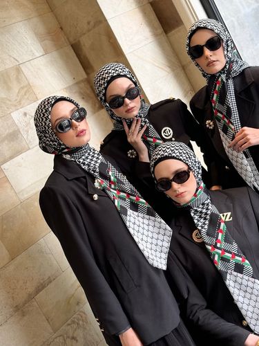 Tren hijab motif monogram populer sepanjang tahun 2024.
