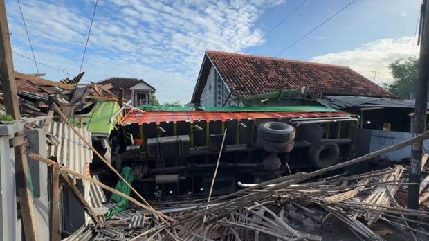 Truk muat beras tabrak rumah di Pasuruan.