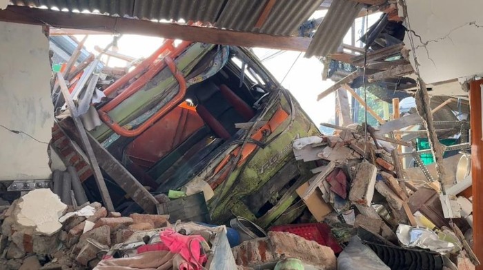 Truk muat beras tabrak rumah di Pasuruan.
