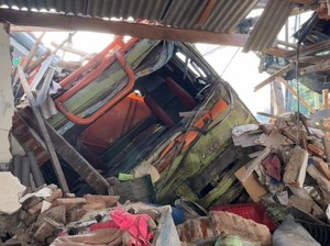 Brak! Truk Muat Beras yang Disopiri Masud Tabrak 2 Rumah di Pasuruan