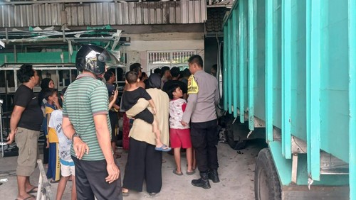 Truk menabrak toko kaca dan juga sepeda motor di wilayah Subagan, Karangasem, Kamis (19/12/2024) (dok. Polres Karangasem)