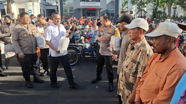 Tukang becak menyerbu Polrestabes Surabaya