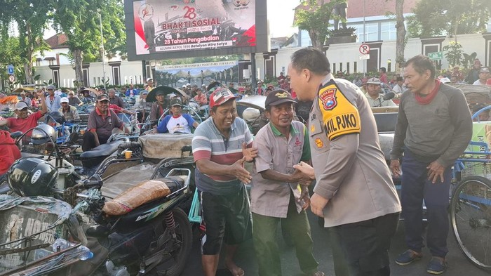 Tukang becak menyerbu Polrestabes Surabaya
