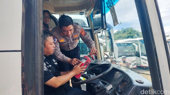 Wadirlantas Polda Jabar gelar rampcheck di PO Bus Pariwisata Cimahi