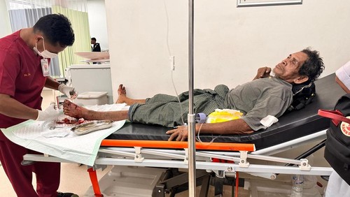 Hamra, Warga Dusun Kerora, Desa Pasir Panjang di Pulau Rinca, digigit komodo, Kamis (19/12/2024) sore menjalani perawatan di RSUD Komodo. (Dok. Polsek Komodo)