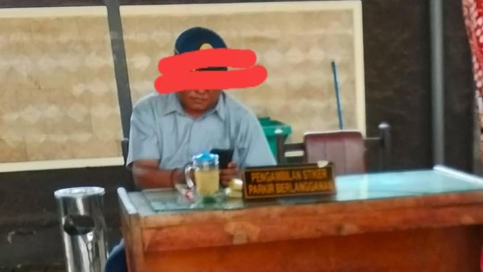 Warga yang mengeluh tak dibantu di Samsat Kota Pasuruan