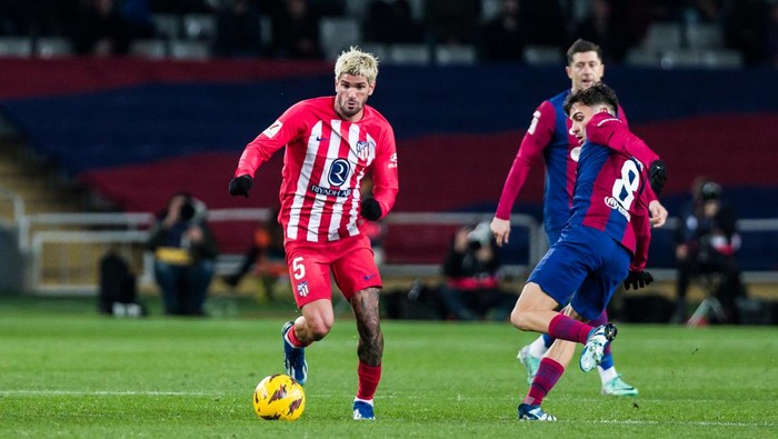 BARCELONA, SPAIN - DECEMBER 03: Rodrigo De Paul of Atletico de Madrid in action during the Spanish league, La Liga EA Sports, football match played between FC Barcelona and Atletico de Madrid at Estadi Olimpic de Montjuic on December 03, 2023 in Barcelona, Spain. (Photo By Javier Borrego/Europa Press via Getty Images)