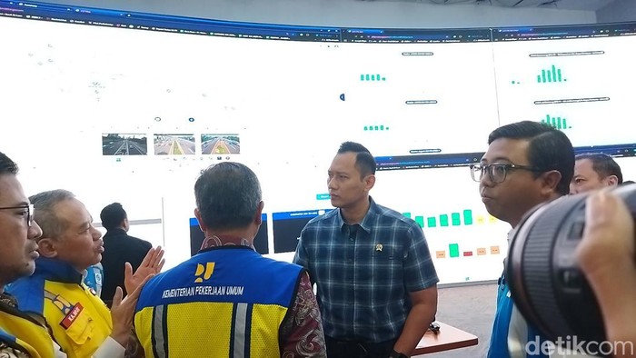 AHY meninjau Kantor Jasa Marga Toll Road Command Center (JMTC) Jatiasih, Bekasi untuk melihat langsung situasi arus lalin jelang libur Natal dan Tahun Baru. Foto: Fadil/detikcom