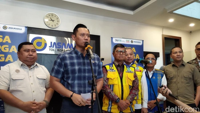 AHY meninjau Kantor Jasa Marga Toll Road Command Center (JMTC) Jatiasih, Bekasi untuk melihat langsung situasi arus lalin jelang libur Natal dan Tahun Baru. Foto: Fadil/detikcom
