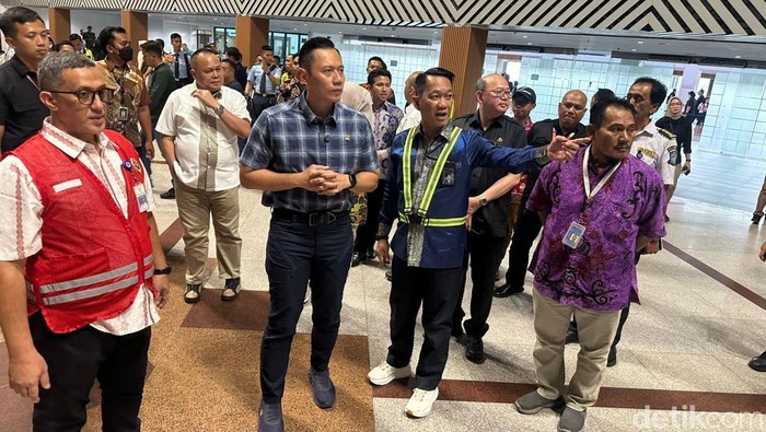 AHY saat sedang melakukan kunjungan di Bandara Internasional Juanda Surabaya.