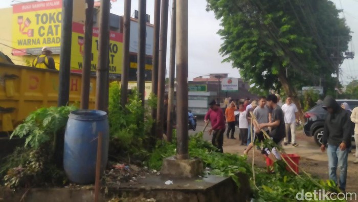 Aksi gotong royong di Kelurahan Ilir Barat 1 Palembang.