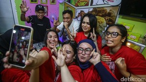 Pasming Base menghibur para karyawan di Warung Nasi Ayam Campus, Kemang, Jakarta, sekaligus untuk merayakan ulang tahun sang owner Sitta Kusuma, Jumat (20/12/2024).