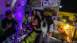 Konsep gelaran musik di rumah makan juga tengah trend usai DJ Dipha Barus menggelar aksi serupa di Warteg beberapa waktu lalu.