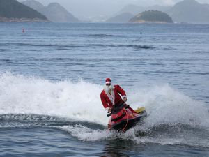 Aksi Sinterklas di Brasil Antar Hadiah Naik Jet Ski