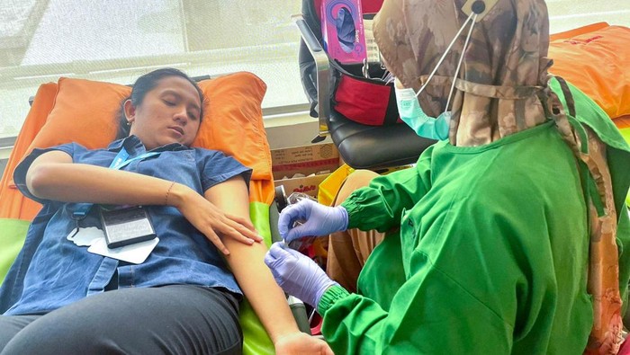 Warga antusias berpartisipasi dalam kegiatan donor darah di Jakarta, Jumat (20/12/2024).