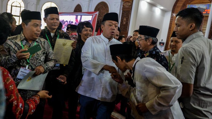 Antusias Warga Serang Terima Sertifikat Tanah Menteri Agraria dan Tata Ruang/Kepala Badan Pertanahan Nasional (ATR/BPN) Nusron Wahid (kedua kiri) didampingi Gubernur Banten terpilih Andra Soni (kiri) dan Kepala Kantor Wilayah ATR/BPN Banten Sudaryanto (ketiga kiri) menyerahkan Sertipikat Hak Atas Tanah (SHAT) kepada warga di Masjid Raya Al-Bantani, Kota Serang, Banten, Jumat (20/12/2024). Kementerian ATR/BPN membagikan 1.334 SHAT di empat kabupaten/kota wilayah Provinsi Banten sebagai upaya memberikan hak hukum bukti kepemilikan tanah milik masyarakat, tanah wakaf, tanah rumah ibadah serta tanah aset pemerintah pusat dan daerah. ANTARA FOTO/Putra M. Akbar/gp/agr