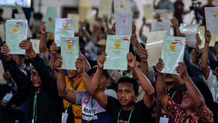 Antusias Warga Serang Terima Sertifikat Tanah Menteri Agraria dan Tata Ruang/Kepala Badan Pertanahan Nasional (ATR/BPN) Nusron Wahid (kedua kiri) didampingi Gubernur Banten terpilih Andra Soni (kiri) dan Kepala Kantor Wilayah ATR/BPN Banten Sudaryanto (ketiga kiri) menyerahkan Sertipikat Hak Atas Tanah (SHAT) kepada warga di Masjid Raya Al-Bantani, Kota Serang, Banten, Jumat (20/12/2024). Kementerian ATR/BPN membagikan 1.334 SHAT di empat kabupaten/kota wilayah Provinsi Banten sebagai upaya memberikan hak hukum bukti kepemilikan tanah milik masyarakat, tanah wakaf, tanah rumah ibadah serta tanah aset pemerintah pusat dan daerah. ANTARA FOTO/Putra M. Akbar/gp/agr