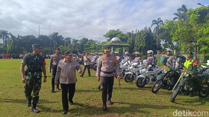 Aparat gabungan di Kabupaten Bogor, Jawa Barat, menggelar apel pasukan dalam rangka Operasi Lilin Lodaya 2024. (Rizky Adha/detikcom)