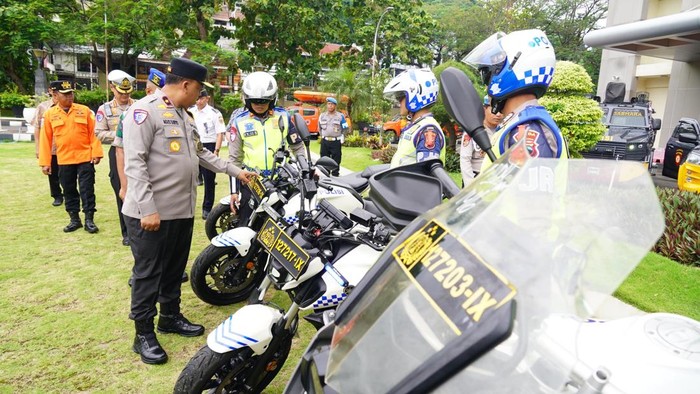 Apel Operasi Lilin Candi 2024 di Mapolda Jateng, Mugassari, Kecamatan Semarang Selatan, Jumat (20/12/2024).