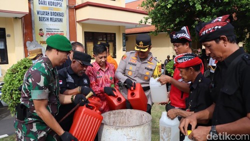 Apel gelar pasukan serta pemusnahan miras dan knalpot brong di halaman depan Polres Buleleng, Jumat (20/12/2024). (Made Wijaya Kusuma/detikBali)
