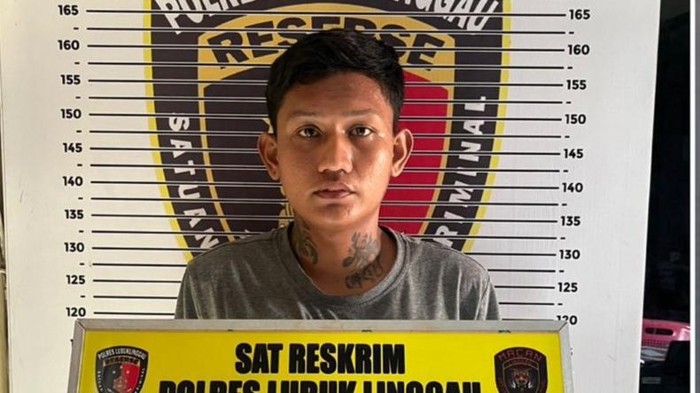 Ari Saputra tusuk teman gegara tersinggung tuaknya ditendang.